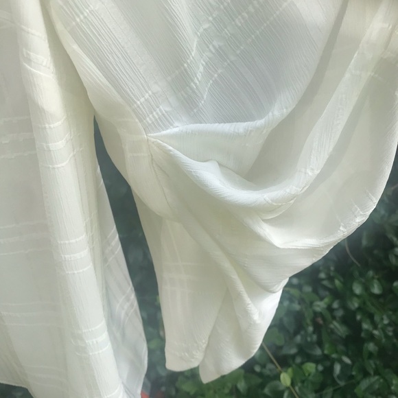 Vince Camuto sz S cream blouse/ great sleeves - Picture 2 of 4